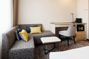Desk, blackout drapes, iron/ironing board, free WiFi - JR-East Hotel Mets Shibuya (Tokyo)