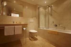 Gratis toiletartikler, hårtørrer, badekåber, hjemmesko