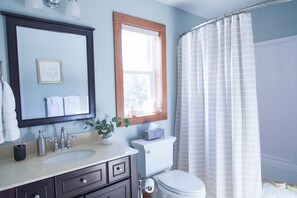 Casa, varias camas, para no fumadores, vista al jardín | Baño | Tina con regadera, amenidades de baño gratuitas, secadora de cabello 