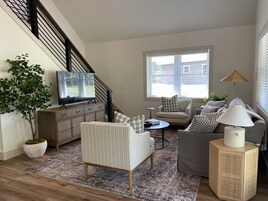 Premium Cottage | Living area | Flat-screen TV, streaming services