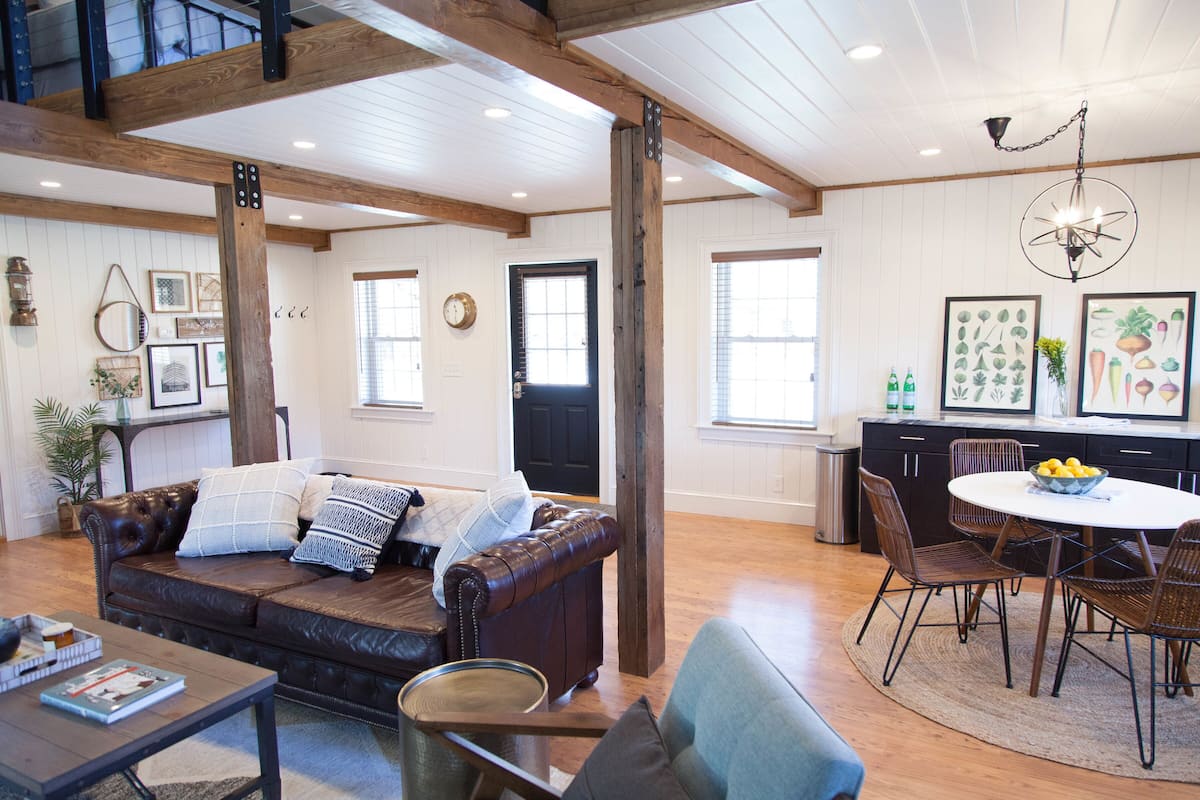 The Lodge at Ashling Acres | Living room | Flat-screen TV, streaming services
