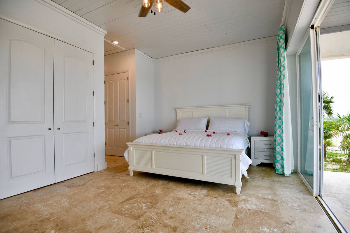Comfort Bungalow, 1 King Bed, Non Smoking, Beach View | 1 bedroom, hypo-allergenic bedding, Tempur-Pedic beds, soundproofing
