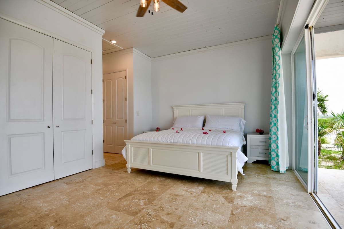 Comfort Bungalow, 1 King Bed, Non Smoking, Beach View | 1 bedroom, hypo-allergenic bedding, Tempur-Pedic beds