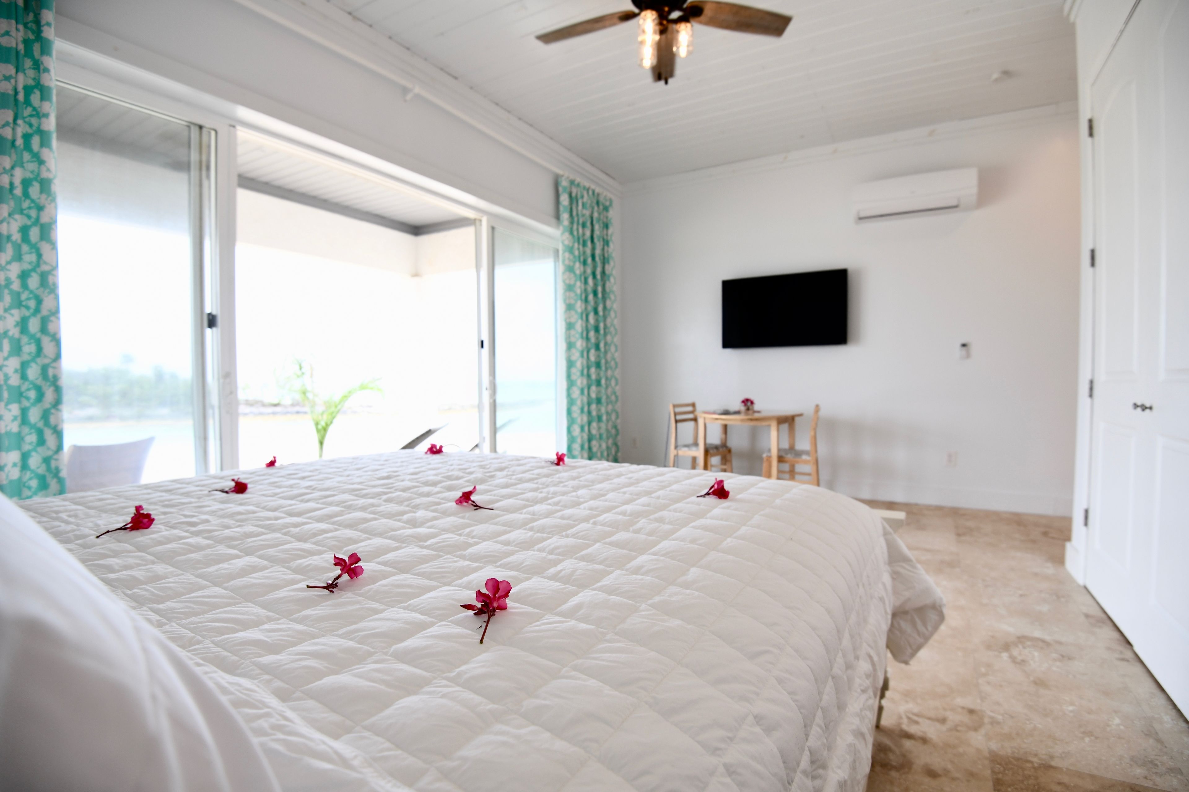 1 bedroom, hypo-allergenic bedding, Tempur-Pedic beds