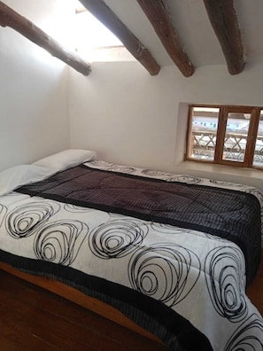 Chambre Double, 1 grand lit, salle de bains privée | Draps fournis