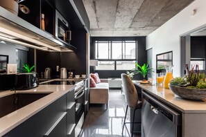 Habitación doble, 1 habitación (401) | Cocina privada | Frigorífico grande, microondas, horno y placa de cocina