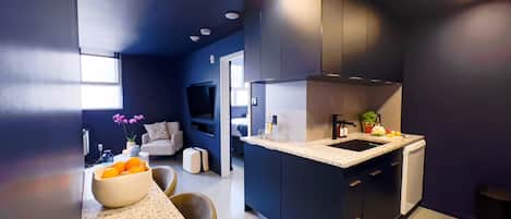 Deluxe Single Room | Private kitchen | Full-size fridge, microwave, oven, stovetop