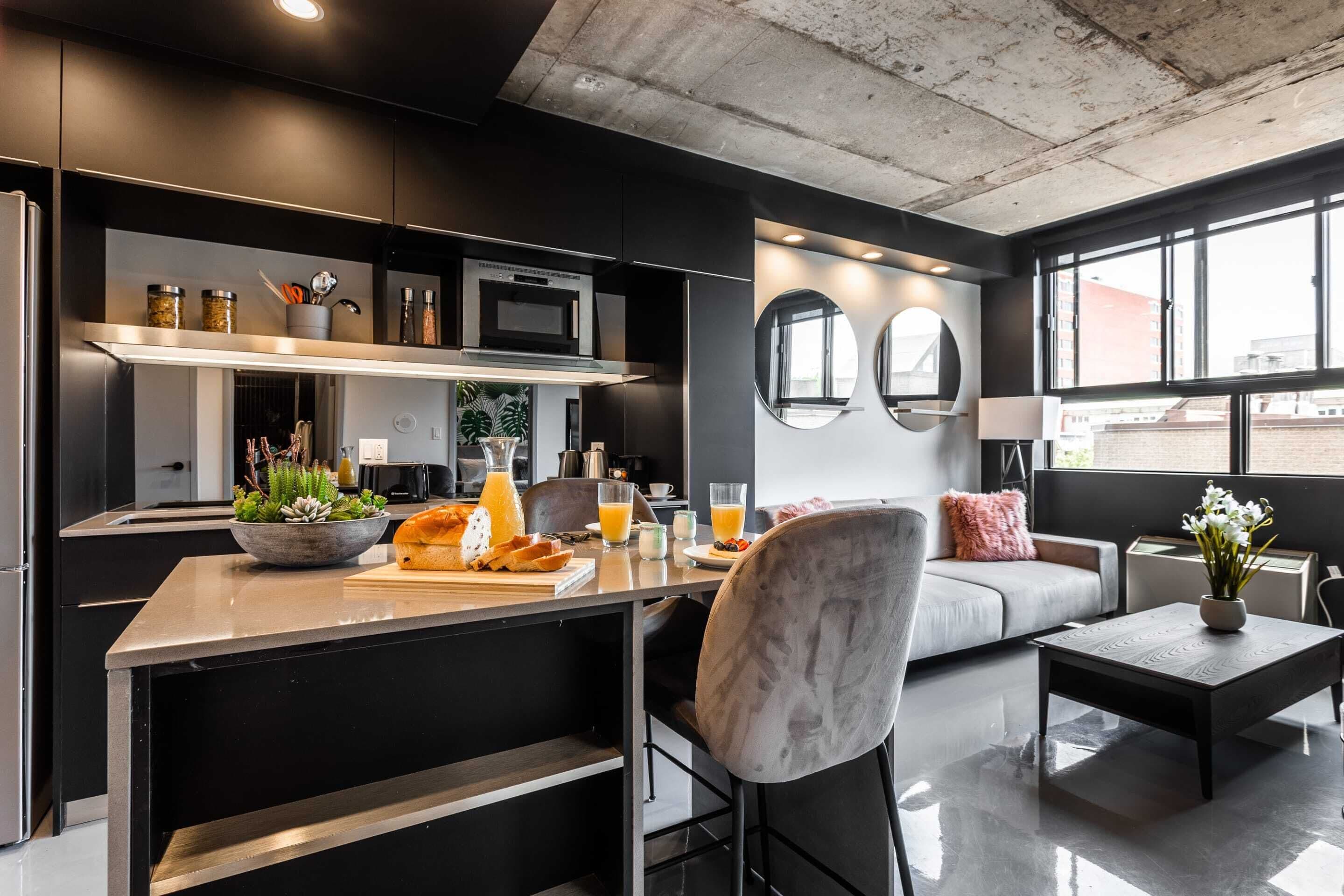 Habitación doble, 1 habitación (401) | Cocina privada | Refrigerador con congelador, microondas, horno y parrilla de estufa 