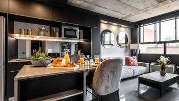 Habitación doble, 1 habitación (401) | Cocina privada | Refrigerador con congelador, microondas, horno y parrilla de estufa