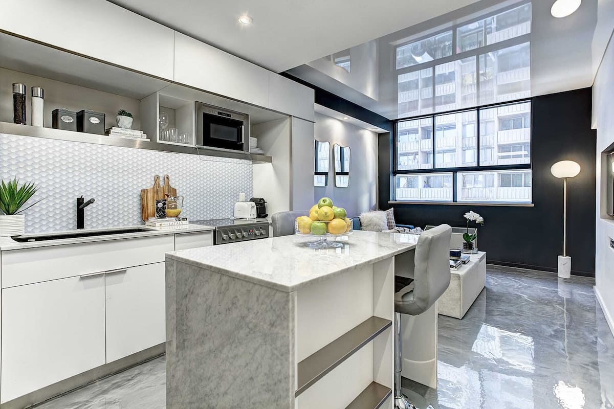 Full-sized fridge, microwave, oven, stovetop
