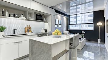 Full-sized fridge, microwave, oven, stovetop