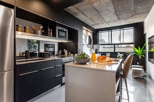 Full-sized fridge, microwave, oven, stovetop