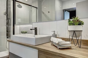 Shower, rainfall showerhead, free toiletries, hair dryer - Pierce Boutique Apartments (Montreal)