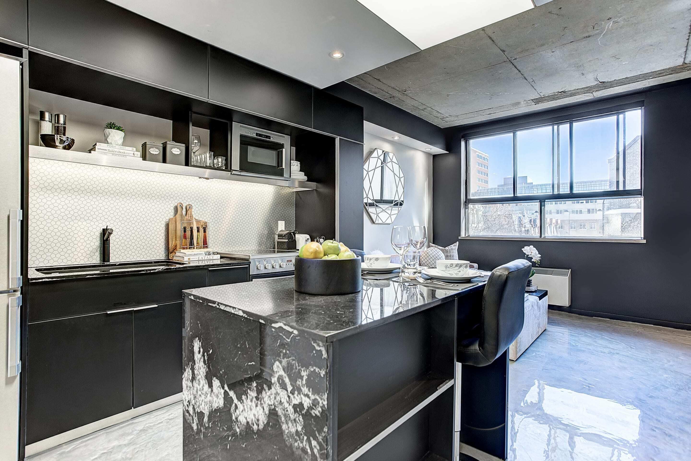 Täysikokoinen jääkaappi, mikroaaltouuni, uuni, liesi