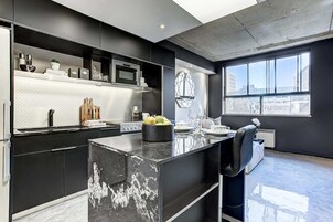 Refrigerador con freezer, microondas, horno, placa de cocina