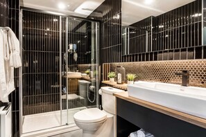Doppelzimmer, 1 Schlafzimmer (401) | Badezimmer | Dusche, Regendusche, kostenlose Toilettenartikel, Haartrockner