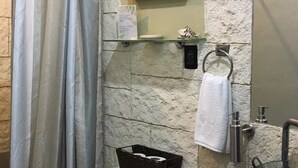 Tweepersoonskamer, voor 1 persoon | Badkamer | Een bad/douchecombinatie, een diep bad, gratis toiletartikelen