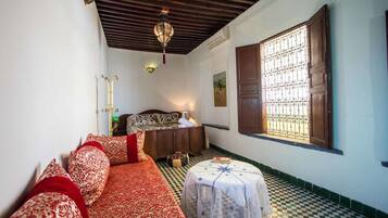 Hypo-allergenic bedding, laptop workspace, free WiFi, bed sheets