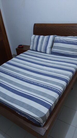 Chambre double | Bureau, fer et planche à repasser, accès au Wi-Fi (inclus)