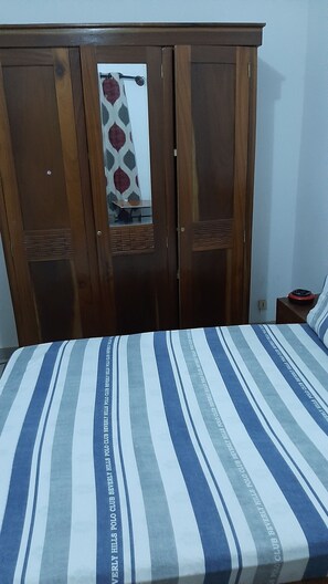 Escritorio, tabla de planchar con plancha, wifi gratis y ropa de cama