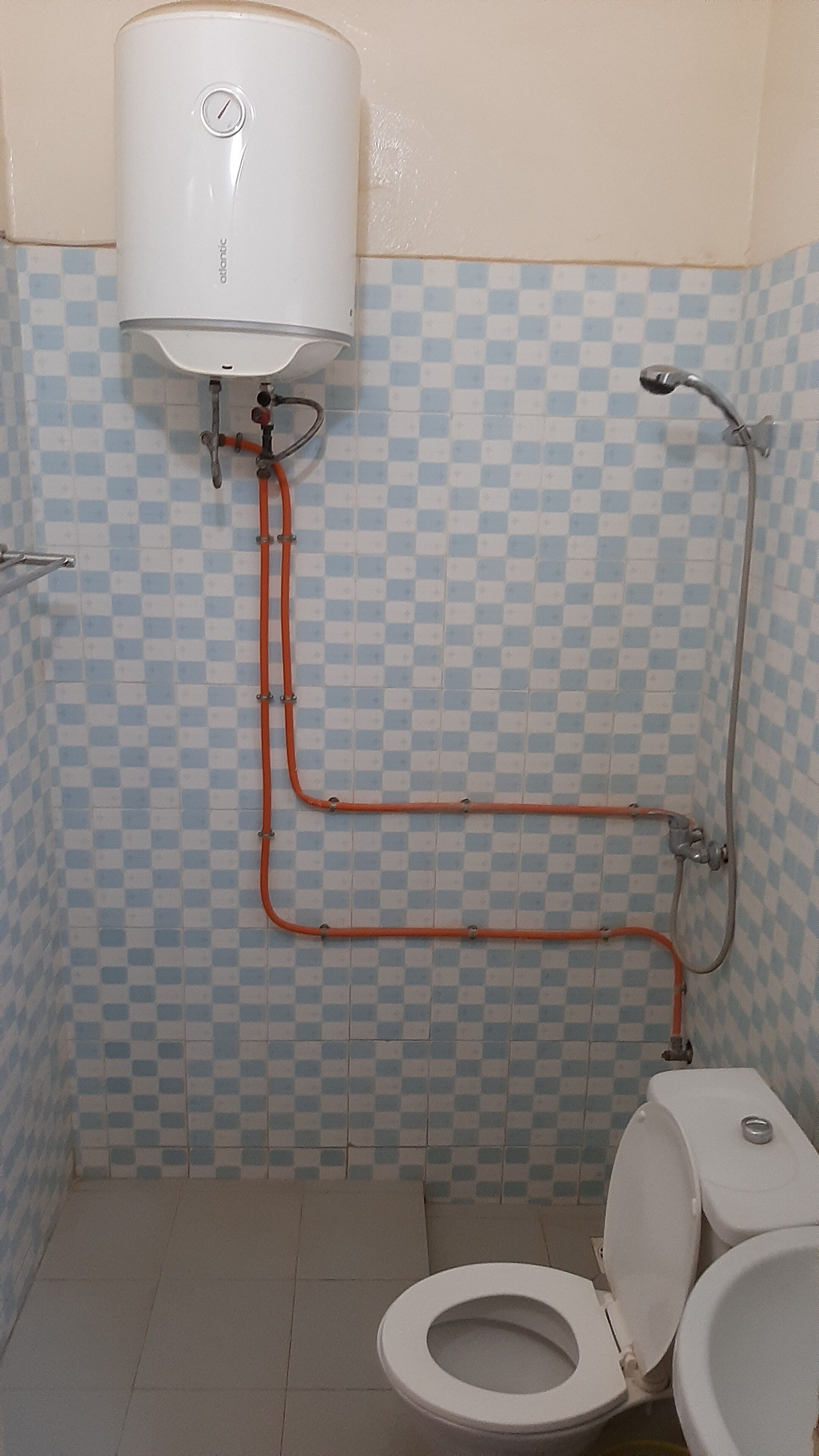 Douche, articles de toilette gratuits, serviettes fournies