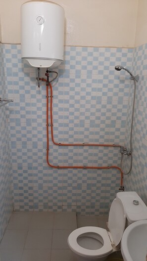 Dusche, kostenlose Toilettenartikel, Handtücher