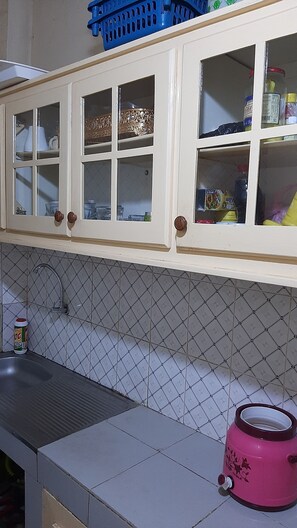 Chambre double | Cuisine privée | Mini-réfrigérateur, four à micro-ondes, un four, vaisselle et ustensiles