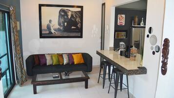 Habitación doble de uso individual | Área de sala de estar | Televisión de pantalla plana