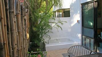 Tina de hidromasaje al aire libre