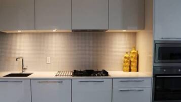 Condo, 2 Bedrooms, Kitchen | Private kitchen | Full-size fridge, microwave, oven, stovetop
