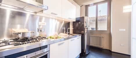 Departamento, 2 habitaciones (Duomo view) | Cocina privada | Refrigerador, horno, parrilla de estufa y cafetera y tetera