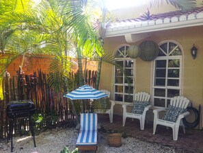 Habitación básica doble de uso individual, 1 cama King size | Terraza o patio