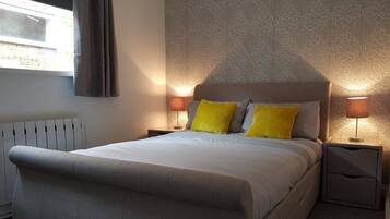 Habitación básica doble, 1 cama matrimonial | Decoración personalizada y muebles diferentes