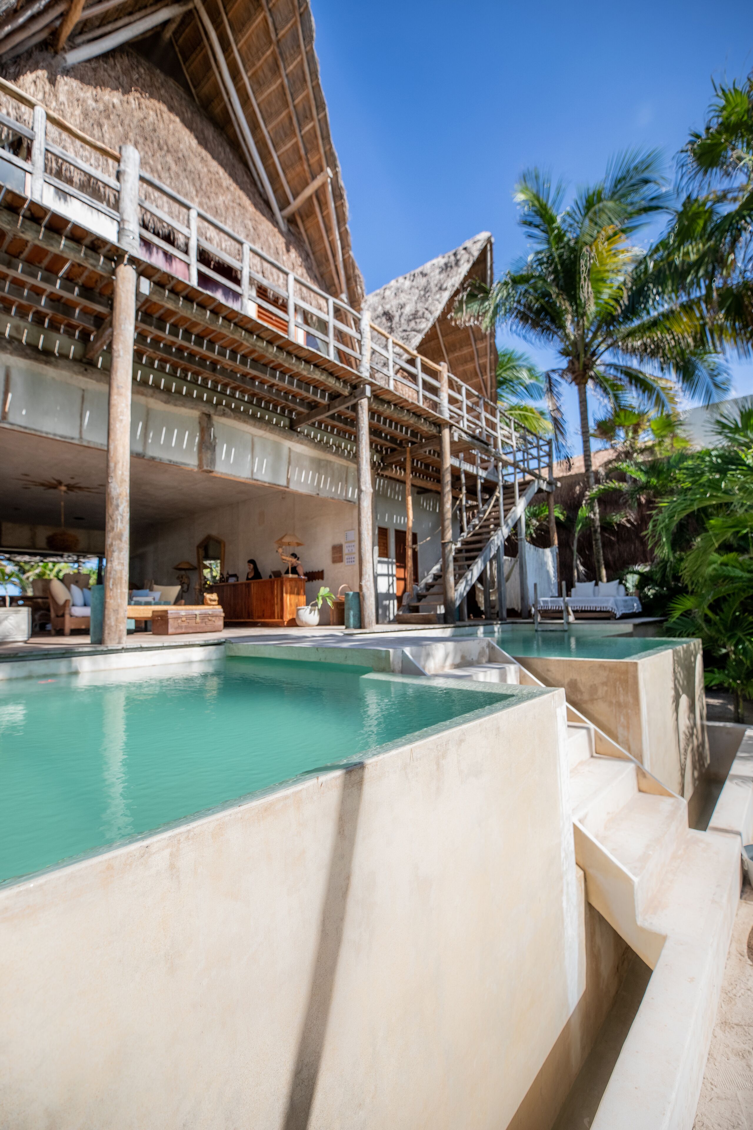 2 piscinas al aire libre, sombrillas