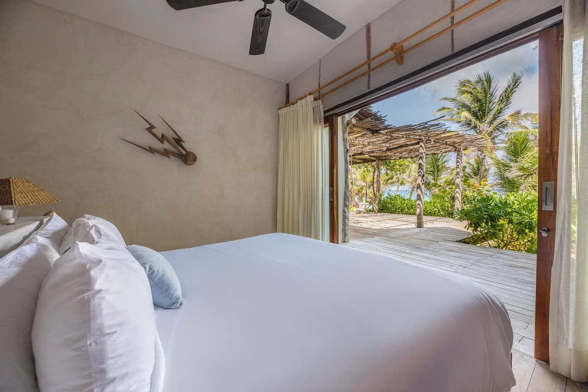 1 bedroom, Egyptian cotton sheets, premium bedding, down duvets