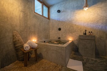 Couples treatment rooms, body treatments, hot stone massages at La Valise Tulum, Member of Small Luxury Hotels