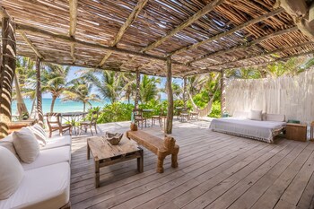2 restaurants, breakfast served at La Valise Tulum, Member of Small Luxury Hotels