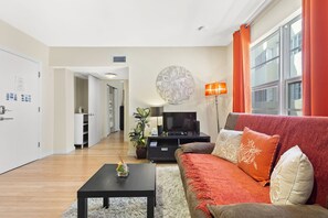 Leilighet, kjøkken | Oppholdsområde | En 38-tommers Flatskjerm-TV med kabel-kanaler samt TV