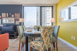 In-room dining - Dream Home Luxury Suites (Jersey City)