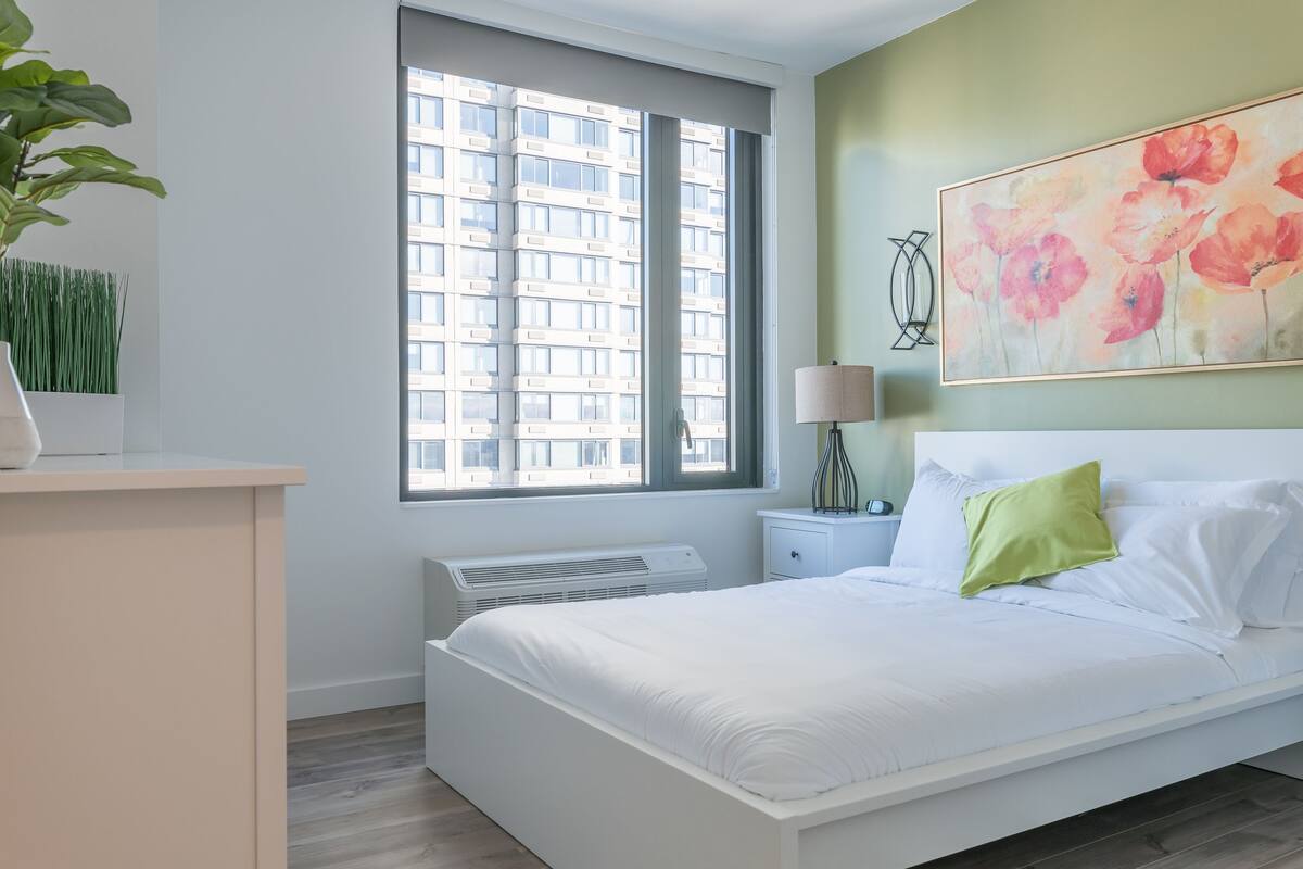 Premium bedding, desk, iron/ironing board, cots/infant beds