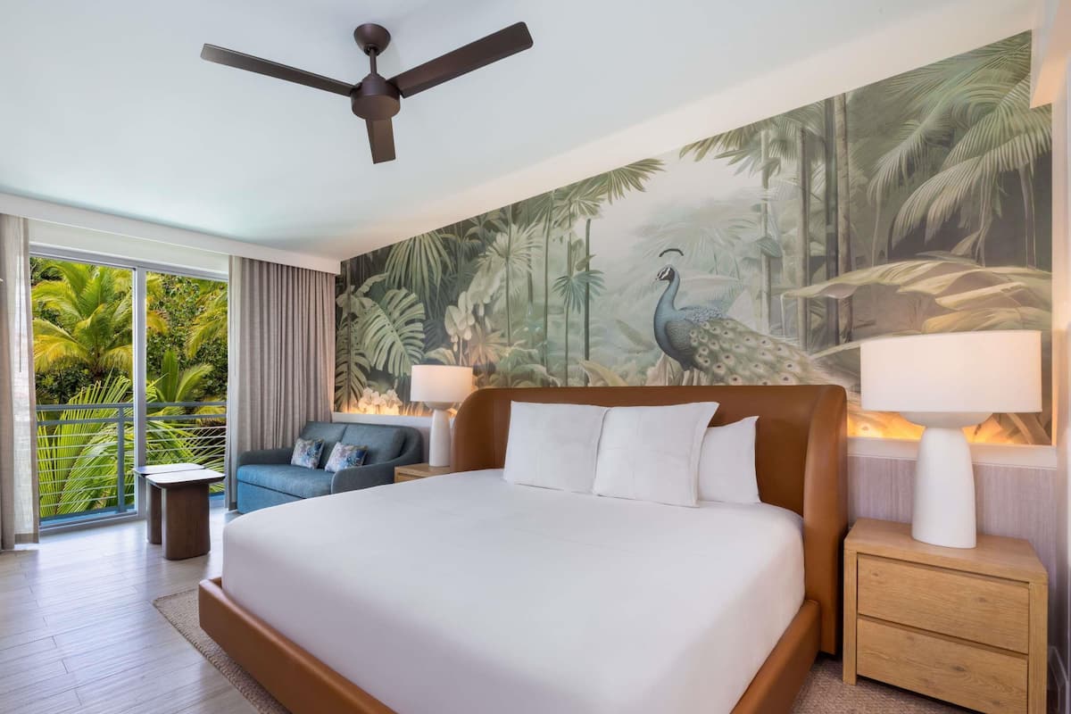 1 bedroom, Egyptian cotton sheets, premium bedding, down comforters