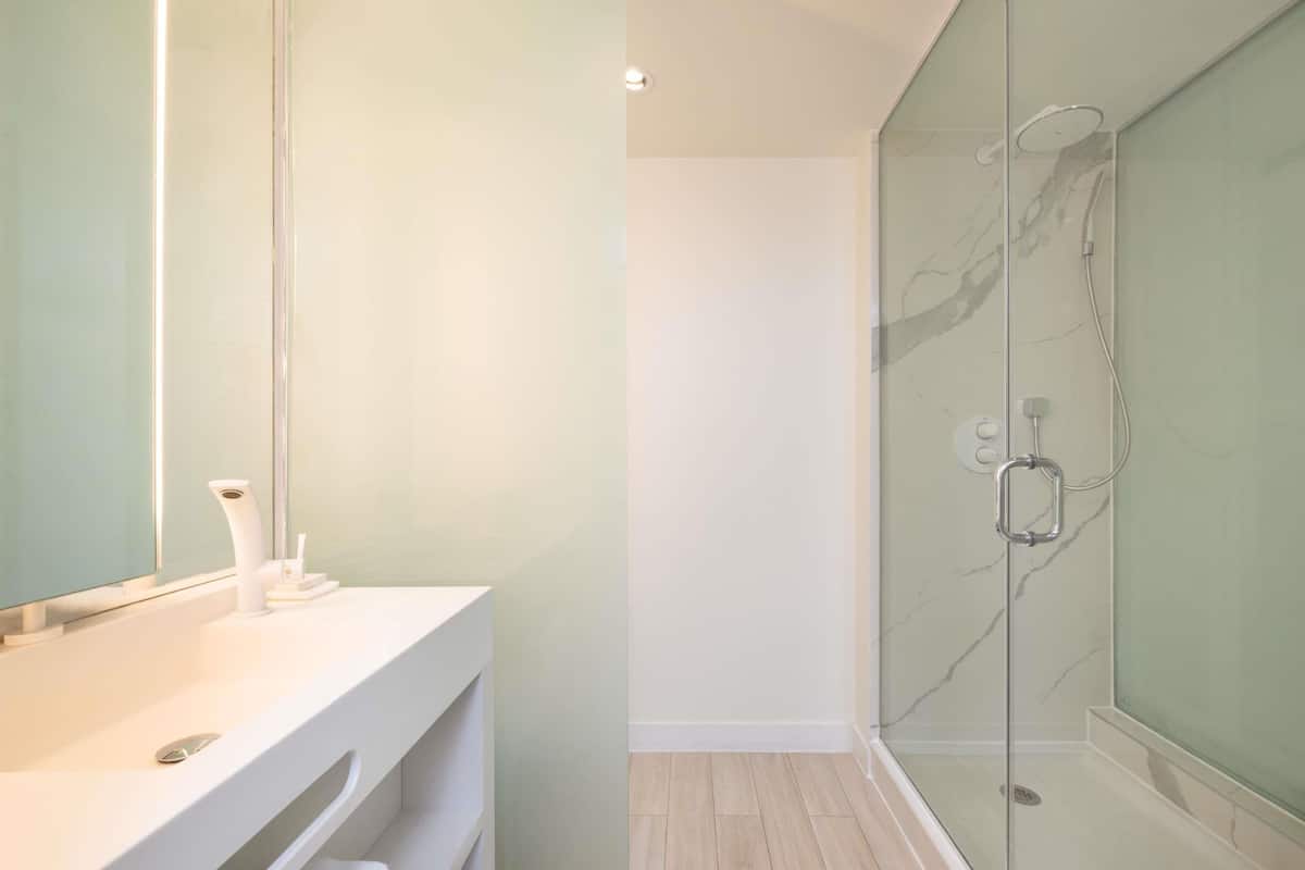 1 bedroom, Egyptian cotton sheets, premium bedding, down duvets