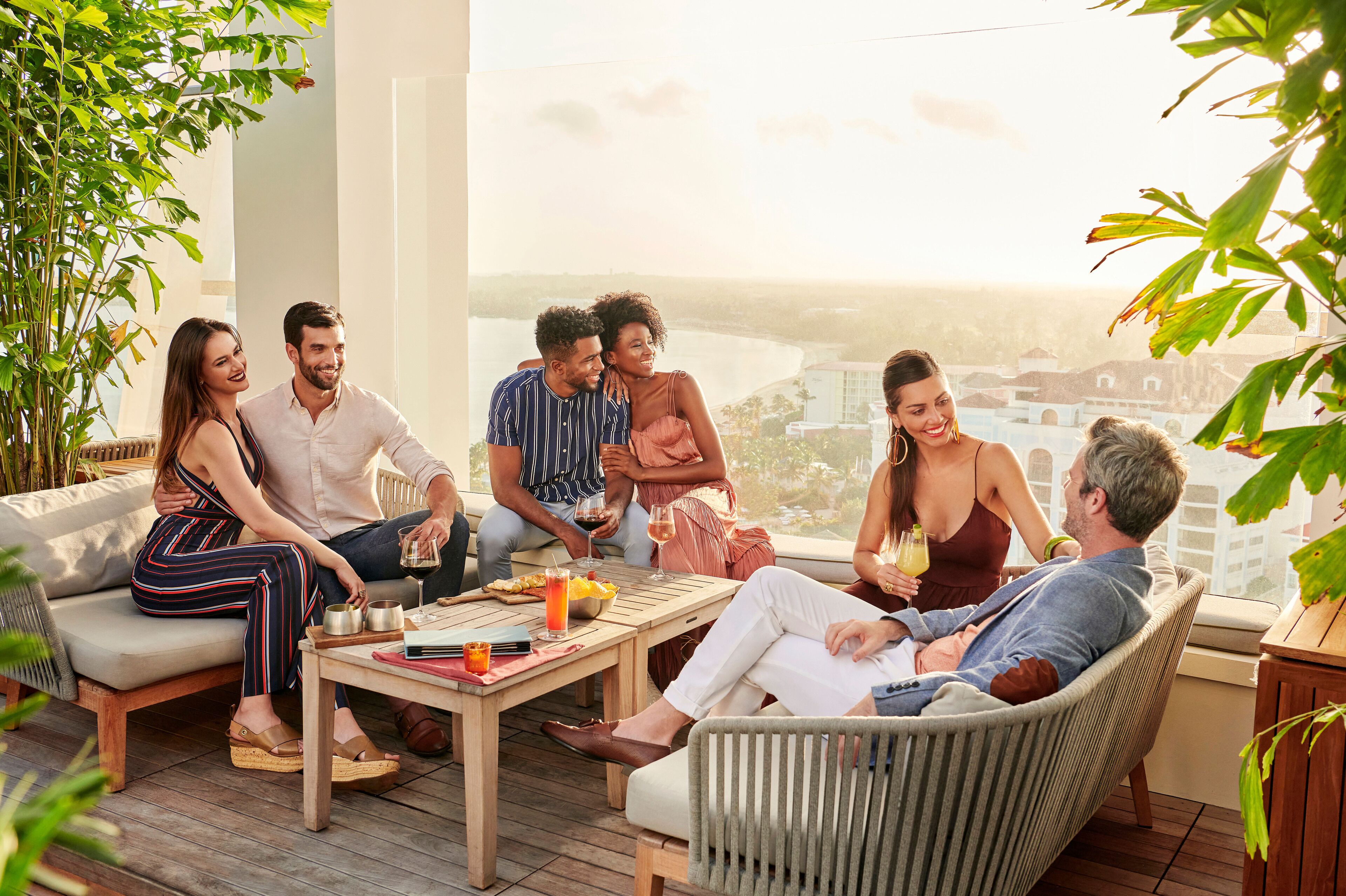 3 bars/lounges, cocktail bar, cocktail bar