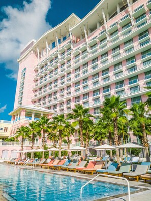 3 piscinas al aire libre, camas de piscina con cargo, sombrillas