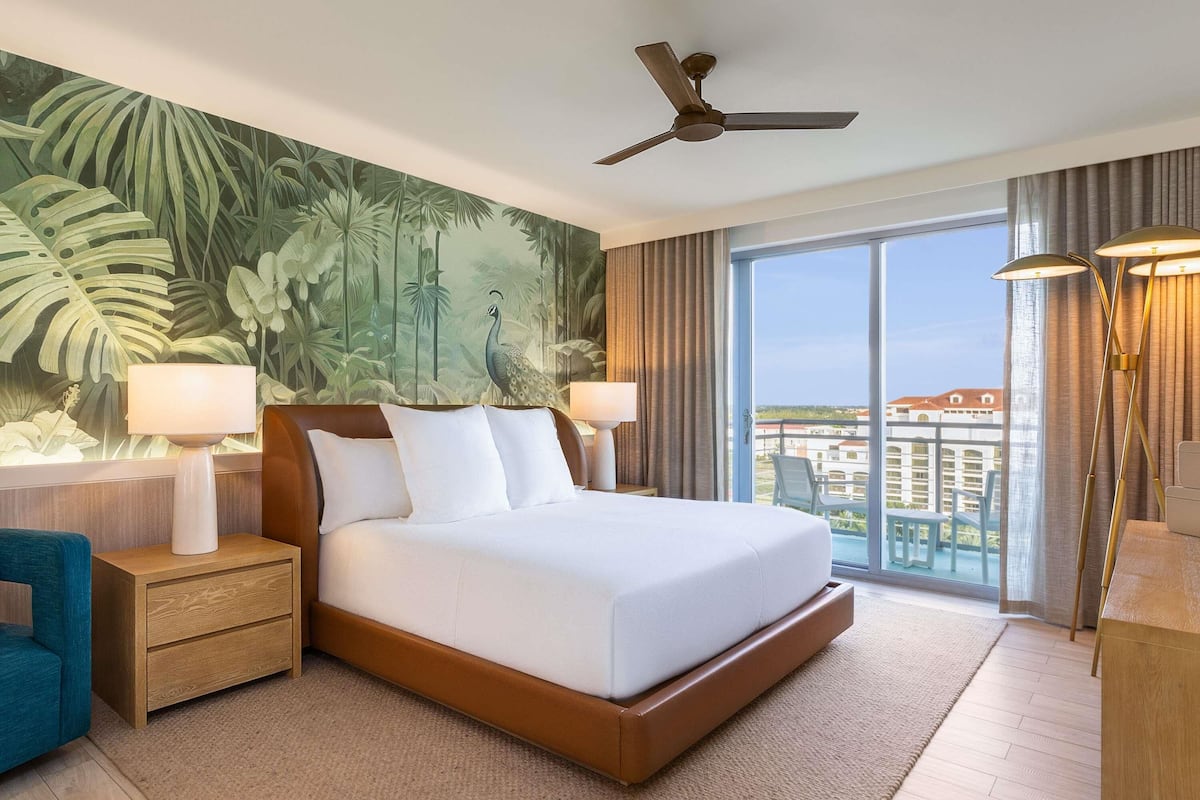 1 bedroom, Egyptian cotton sheets, premium bedding, down comforters