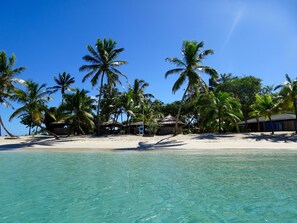 On the beach, white sand, sun loungers, beach towels - Salt Whistle Bay Retreat (Mayreau Island)