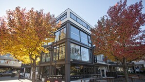 Un bâtiment moderne doté de grandes fenêtres et d’un toit plat.