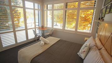 Deluxe Queen Room with En-Suite Bathroom