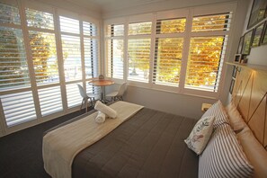 Deluxe Queen Room with En-Suite Bathroom - Absoloot Hostel Queenstown (Queenstown)