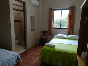 Zweibettzimmer | Schreibtisch, Bügeleisen/Bügelbrett, kostenloses WLAN, Bettwäsche